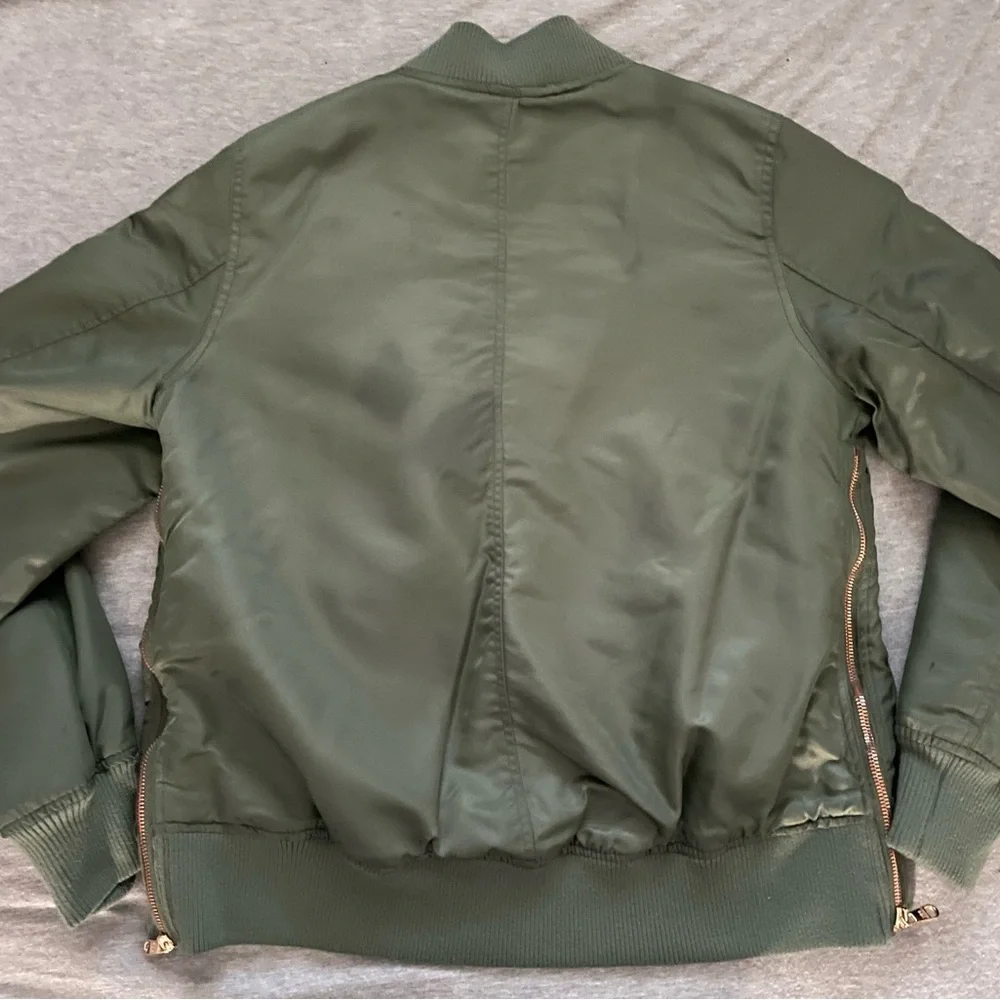 Olive green Steve Madden Bomber Jacket size Medium.
Send me an offer. - Picture 3 of 5